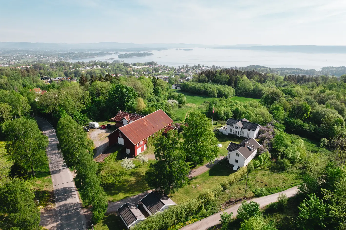 Historisk Asker-gård i AS! 370 mål tomt, flere bygninger, fantastisk utsikt til Oslofjorden, og svært gode solforhold.