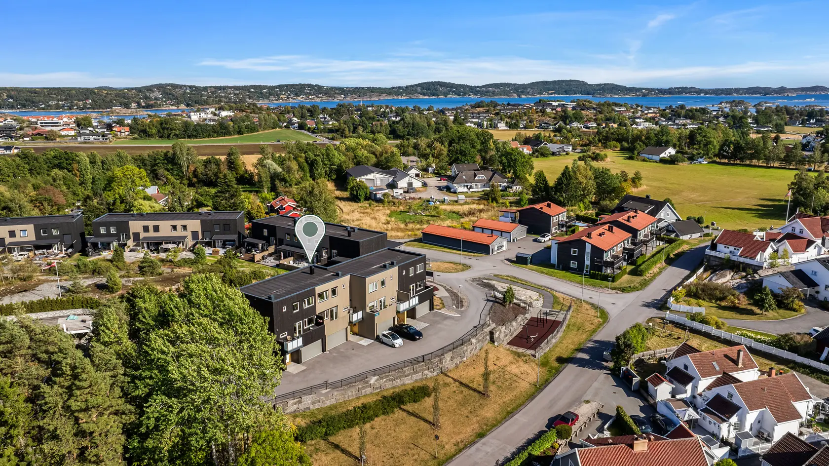 Solrik bolig fra 2023 med vannbåren varme, 3 soverom, 2 bad og romslig garasje. IN lån (fellesgjeld kan nedbetales)