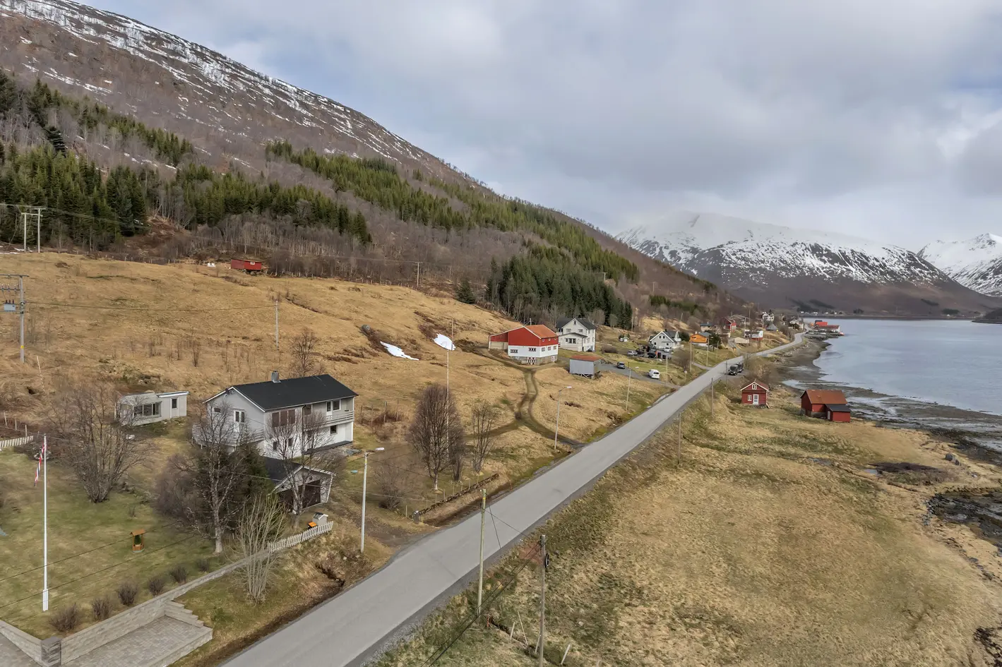Landbrukseiendom på over 800daa med naust, fjøs og strandlinje!