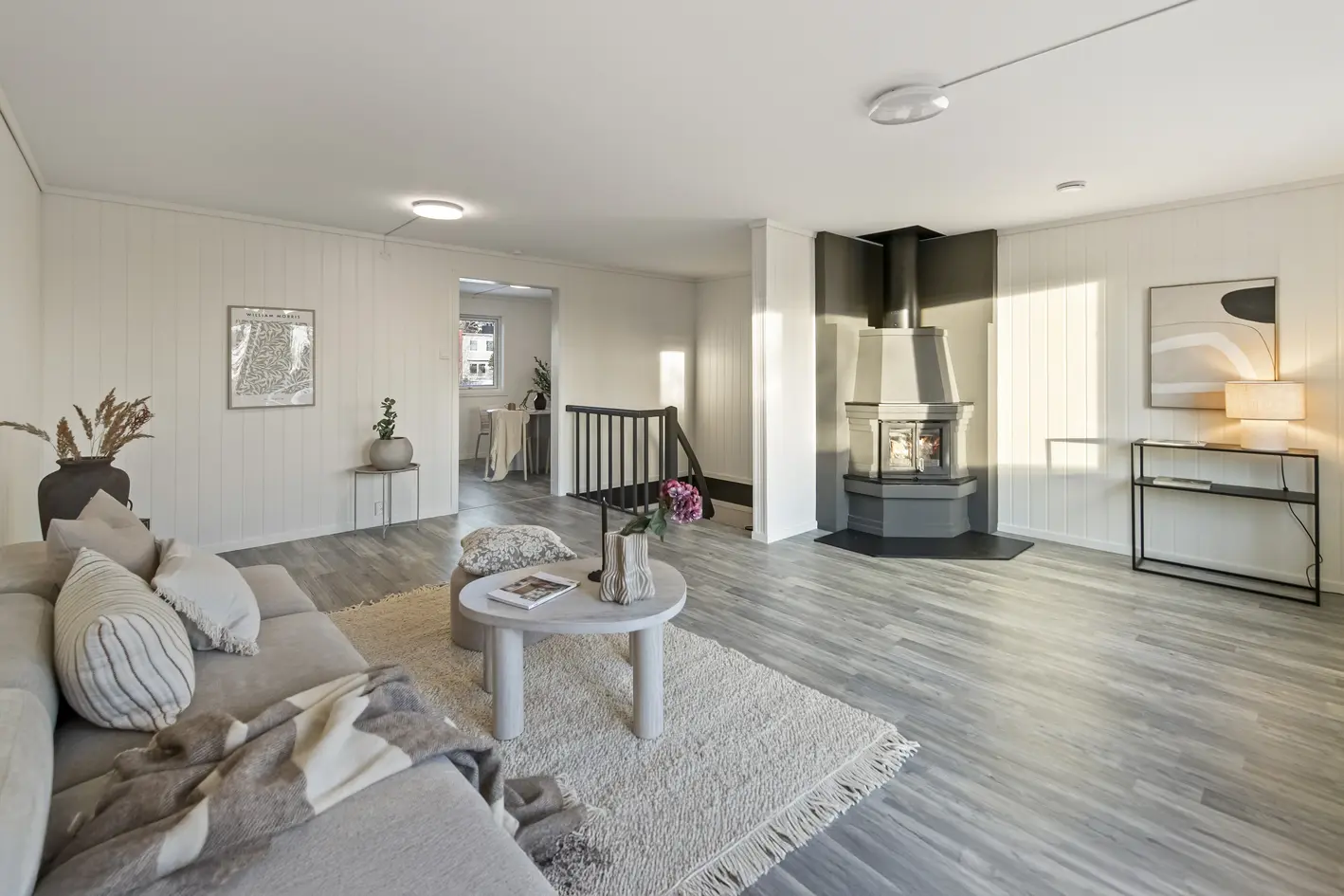 Totalrenovert og "ubrukt" enderekkehus i populært boligområde! 3 sov - gode solforhold og solcelleanlegg - garasje photo 3