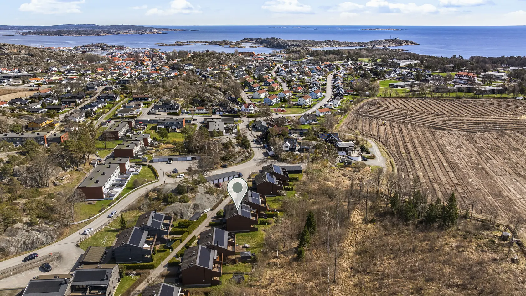 Totalrenovert og "ubrukt" enderekkehus i populært boligområde! 3 sov - gode solforhold og solcelleanlegg - garasje photo 2