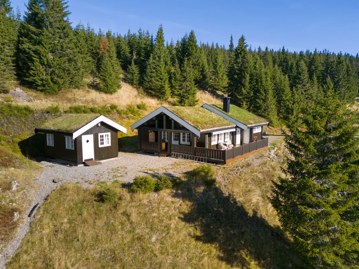 Herlig familiehytte med panoramautsikt - Nær skianlegg, godt med sengeplasser, innlagt vann og strøm - Anneks med bod, sjusjøen
