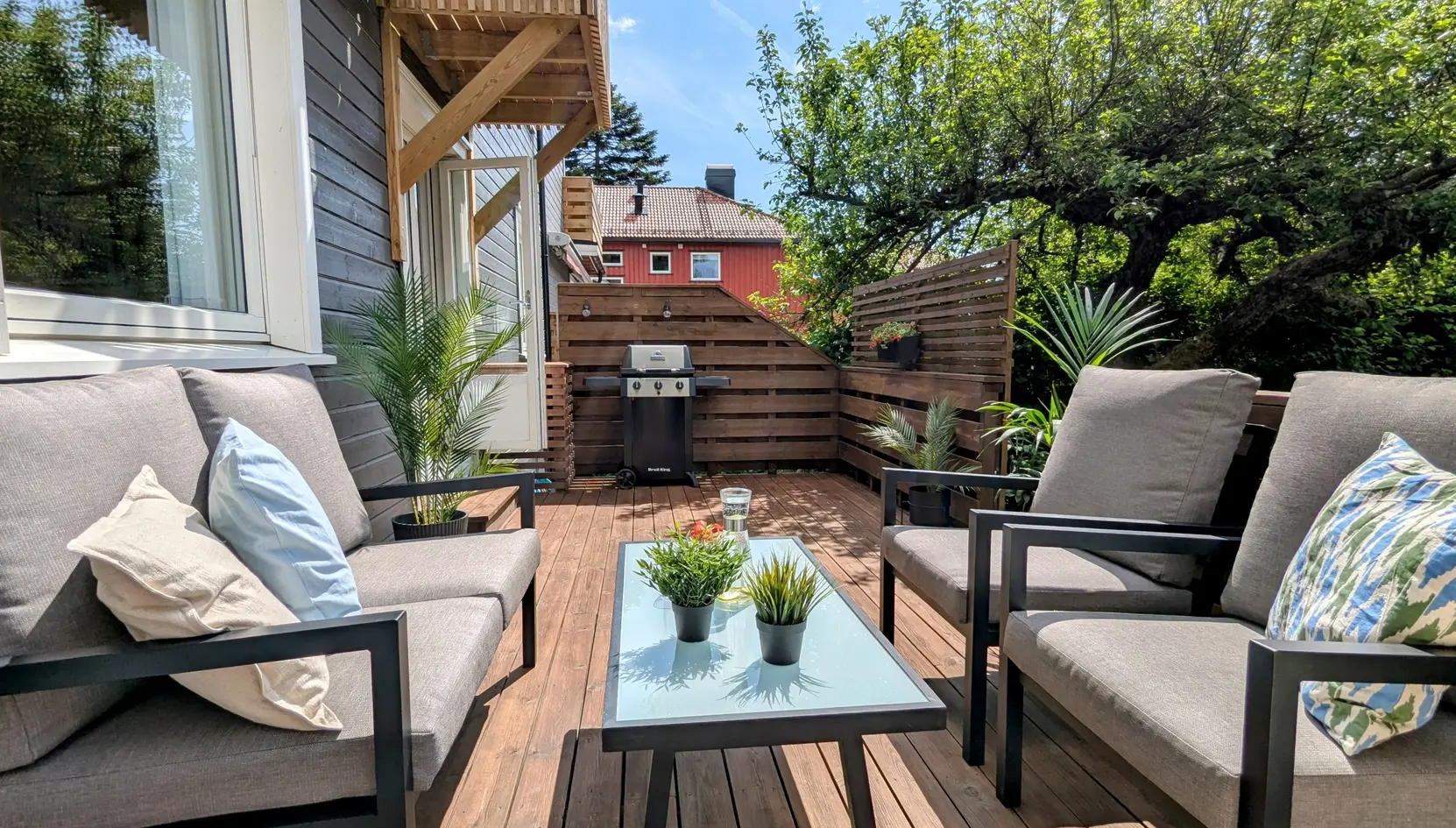 Sentrumsnært rekkehus  | 4 soverom, 2 bad | Solrik terrasse | Balkong | Parkering  | Vestvendt hage photo 2