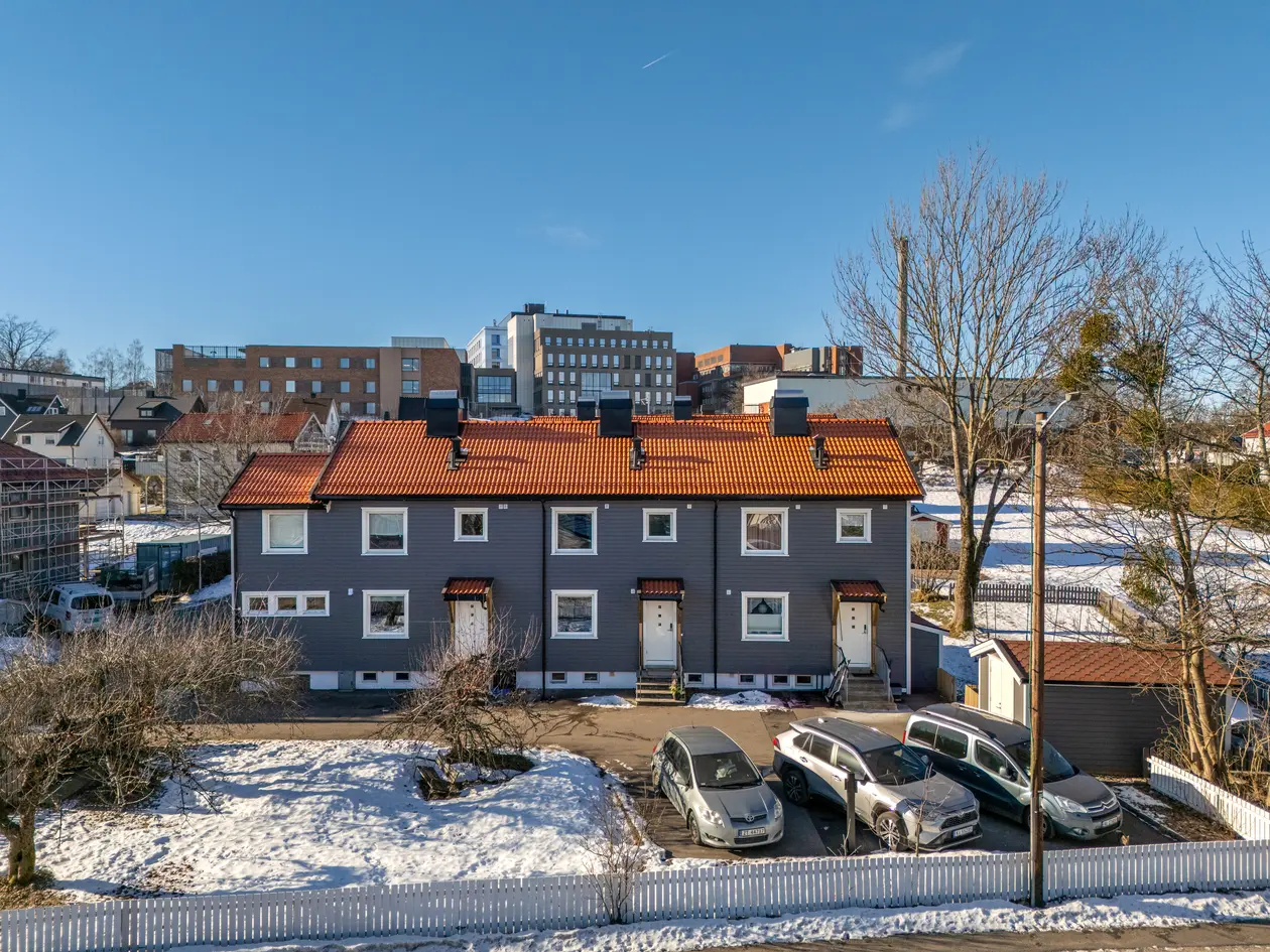 Sentrumsnært rekkehus  | 4 soverom, 2 bad | Solrik terrasse | Balkong | Parkering  | Vestvendt hage