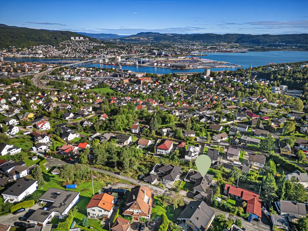 Innholdsrik og romslig bolig med to etasjer. Påbegynt sekundær boenhet i underetasjen. Stor terrasse med utsikt. Garasje photo 1