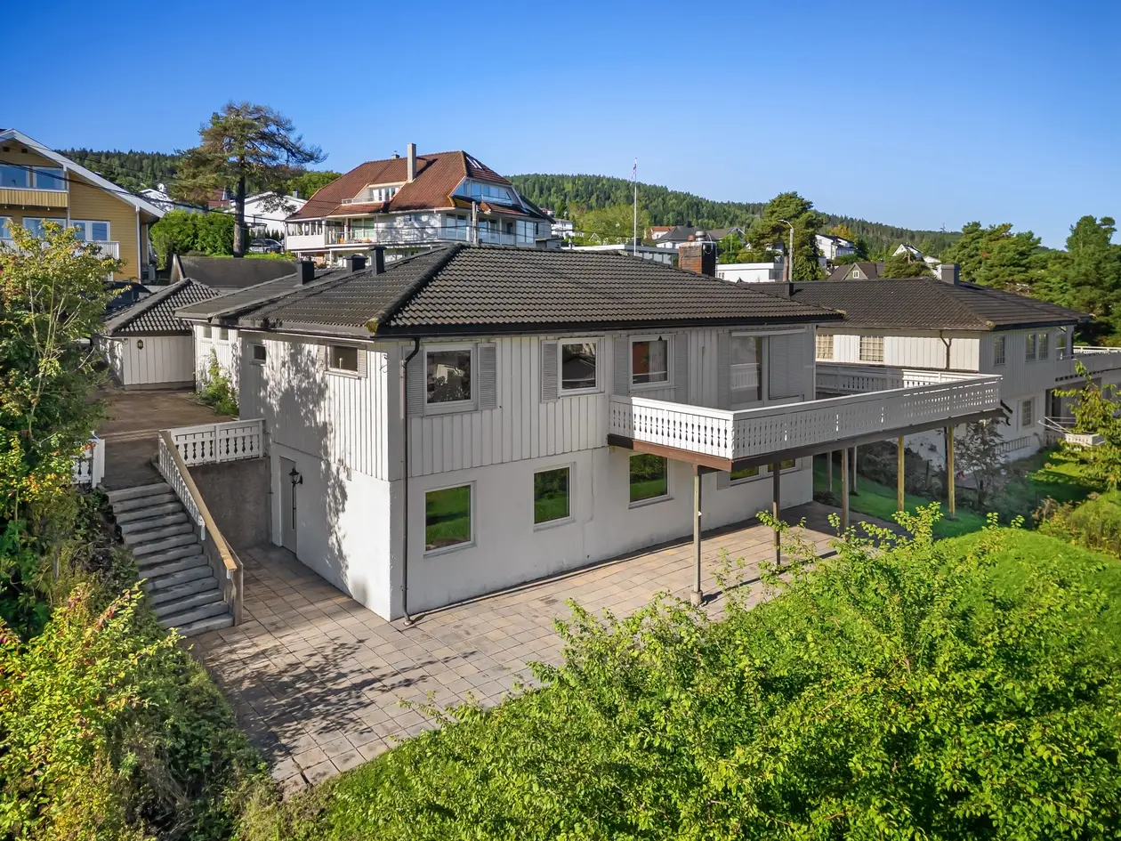 Innholdsrik og romslig bolig med to etasjer. Påbegynt sekundær boenhet i underetasjen. Stor terrasse med utsikt. Garasje photo 2