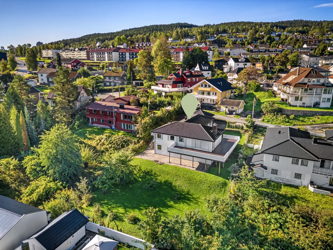 Innholdsrik og romslig bolig med to etasjer. Påbegynt sekundær boenhet i underetasjen. Stor terrasse med utsikt. Garasje photo 3
