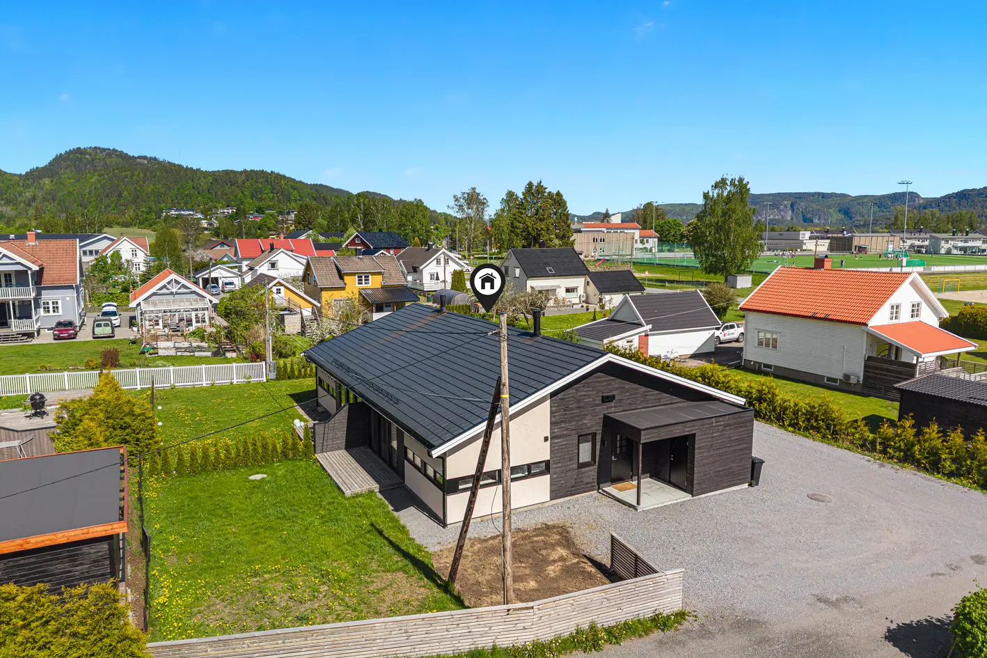 Nyere og innflytningsklar halvpart av tomannsbolig med umiddelbar nærhet til skole, idrettsanlegg og turområder, kvelde