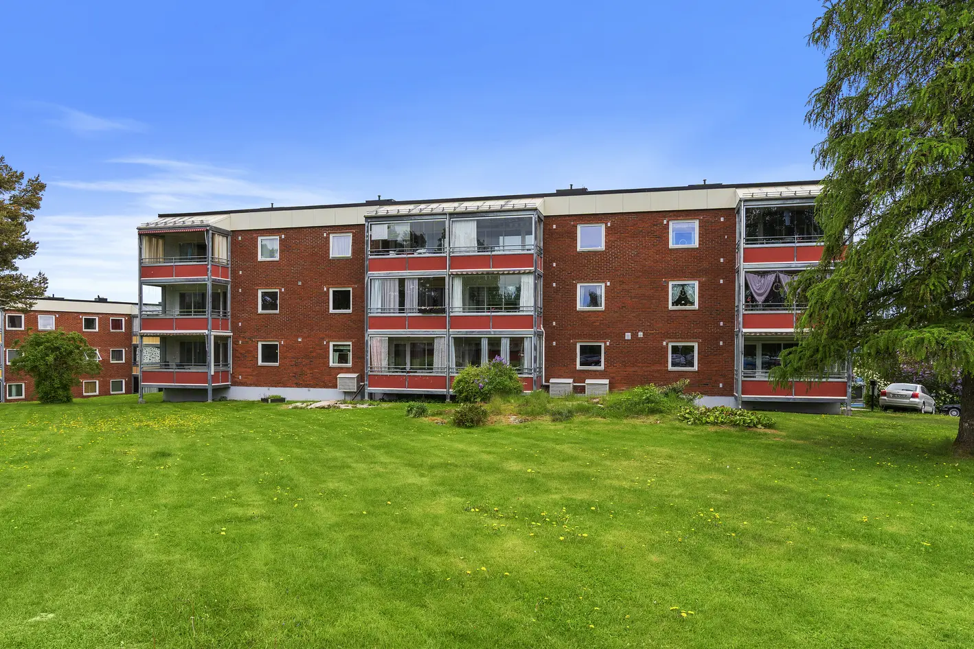 Pen og innbydende 3-roms med attraktiv og barnevennelig beliggenhet. Innglasset balkong og gode solforhold. - View 3