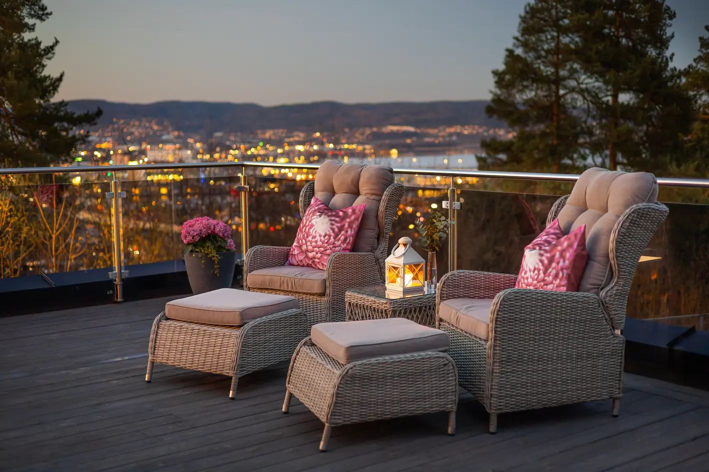Pen 4-roms terrasseleilighet med fantastisk panoramautsikt, stor terrasse og garasje. Nærmest trappefri adkomst. photo 2