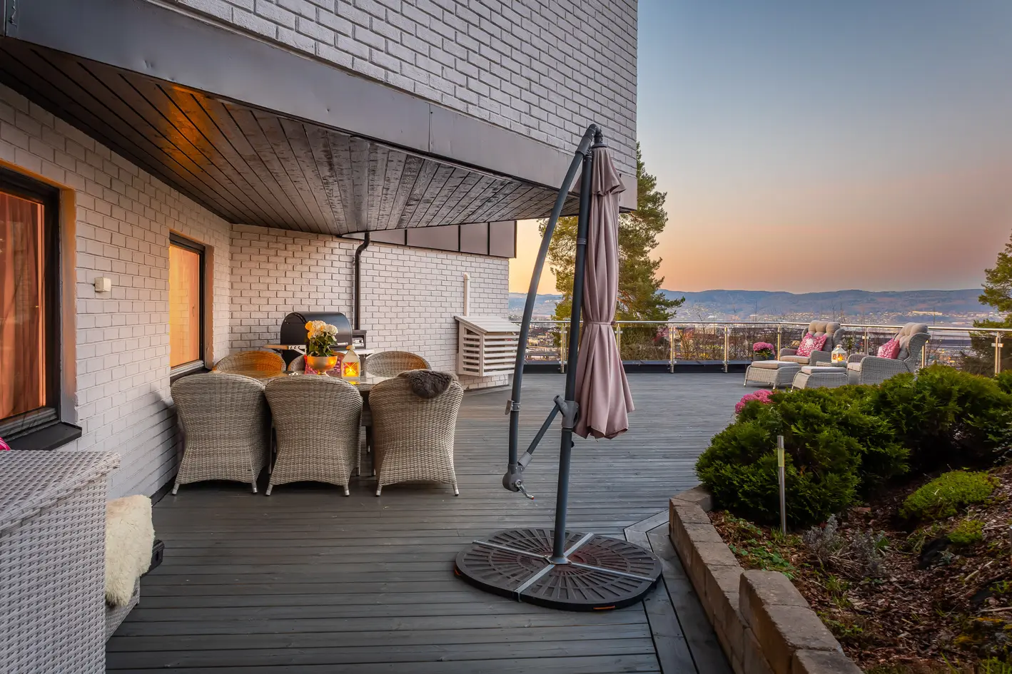 Pen 4-roms terrasseleilighet med fantastisk panoramautsikt, stor terrasse og garasje. Nærmest trappefri adkomst. photo 4