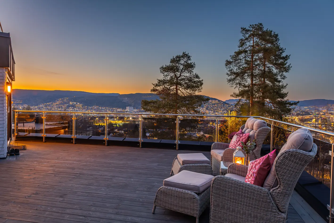 Pen 4-roms terrasseleilighet med fantastisk panoramautsikt, stor terrasse og garasje. Nærmest trappefri adkomst.