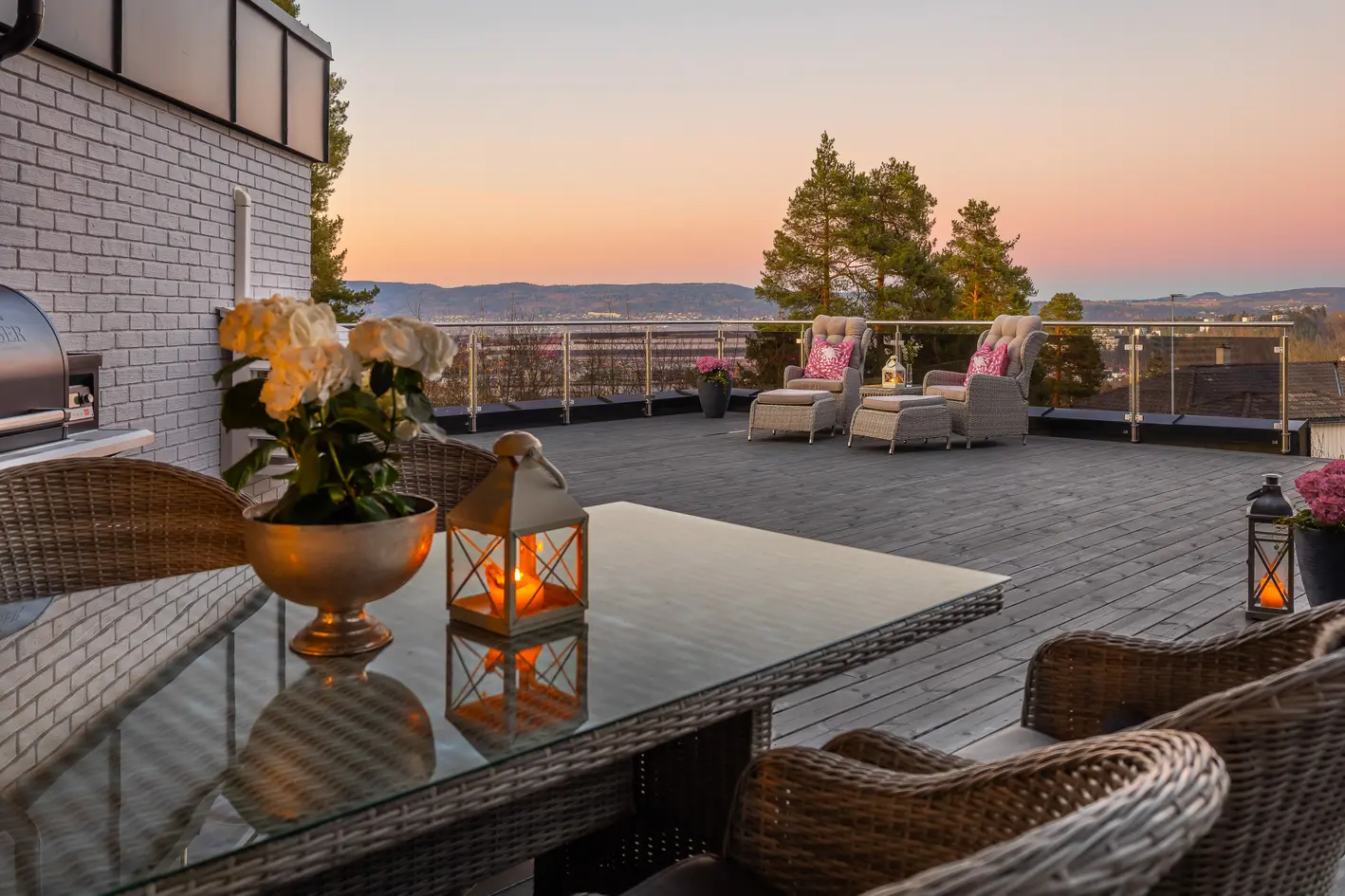 Pen 4-roms terrasseleilighet med fantastisk panoramautsikt, stor terrasse og garasje. Nærmest trappefri adkomst. photo 3