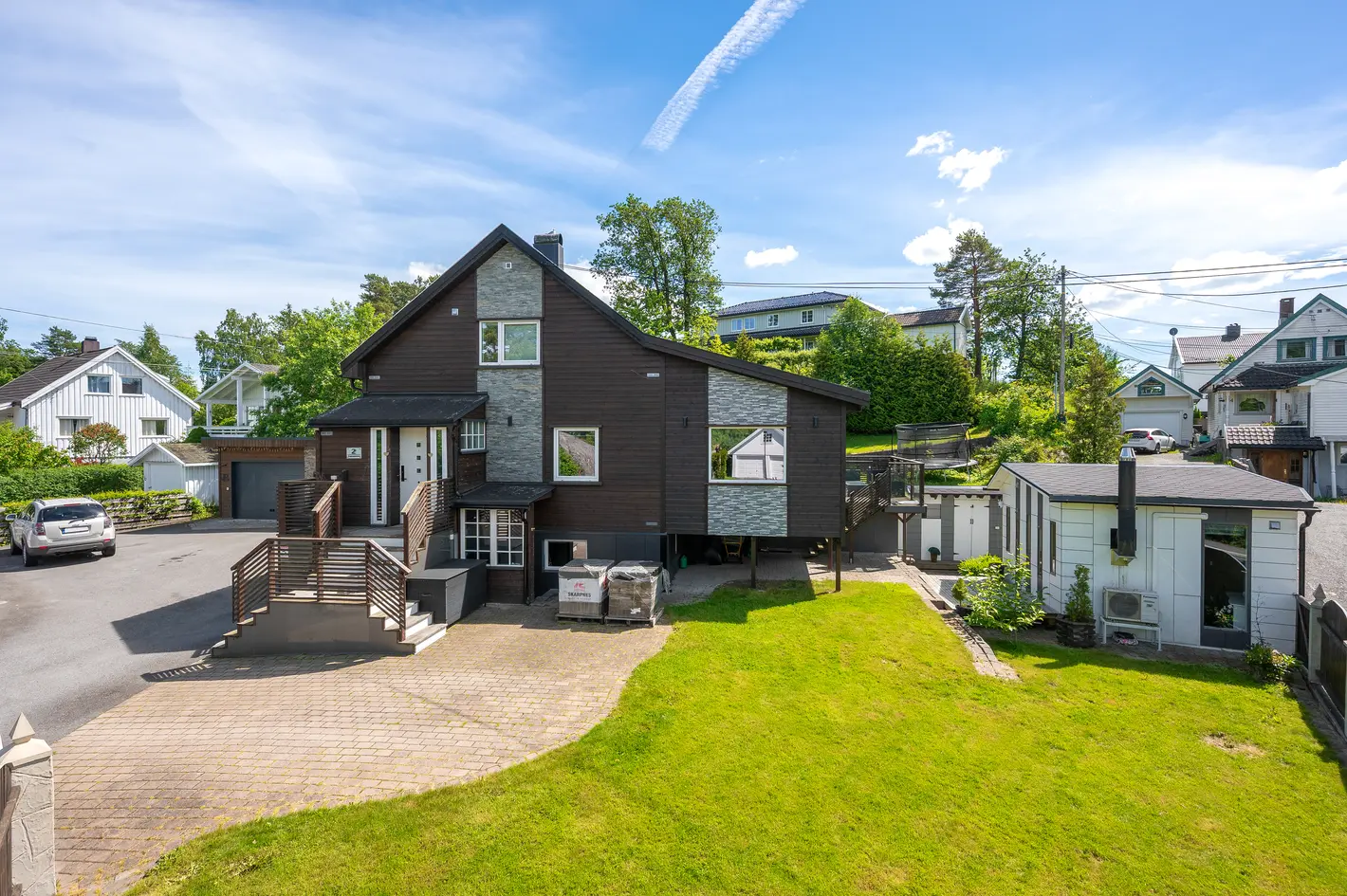 Innholdsrik del av tomannsbolig over 3 plan - Solrik og sentral beliggenhet - Garasje, arendal