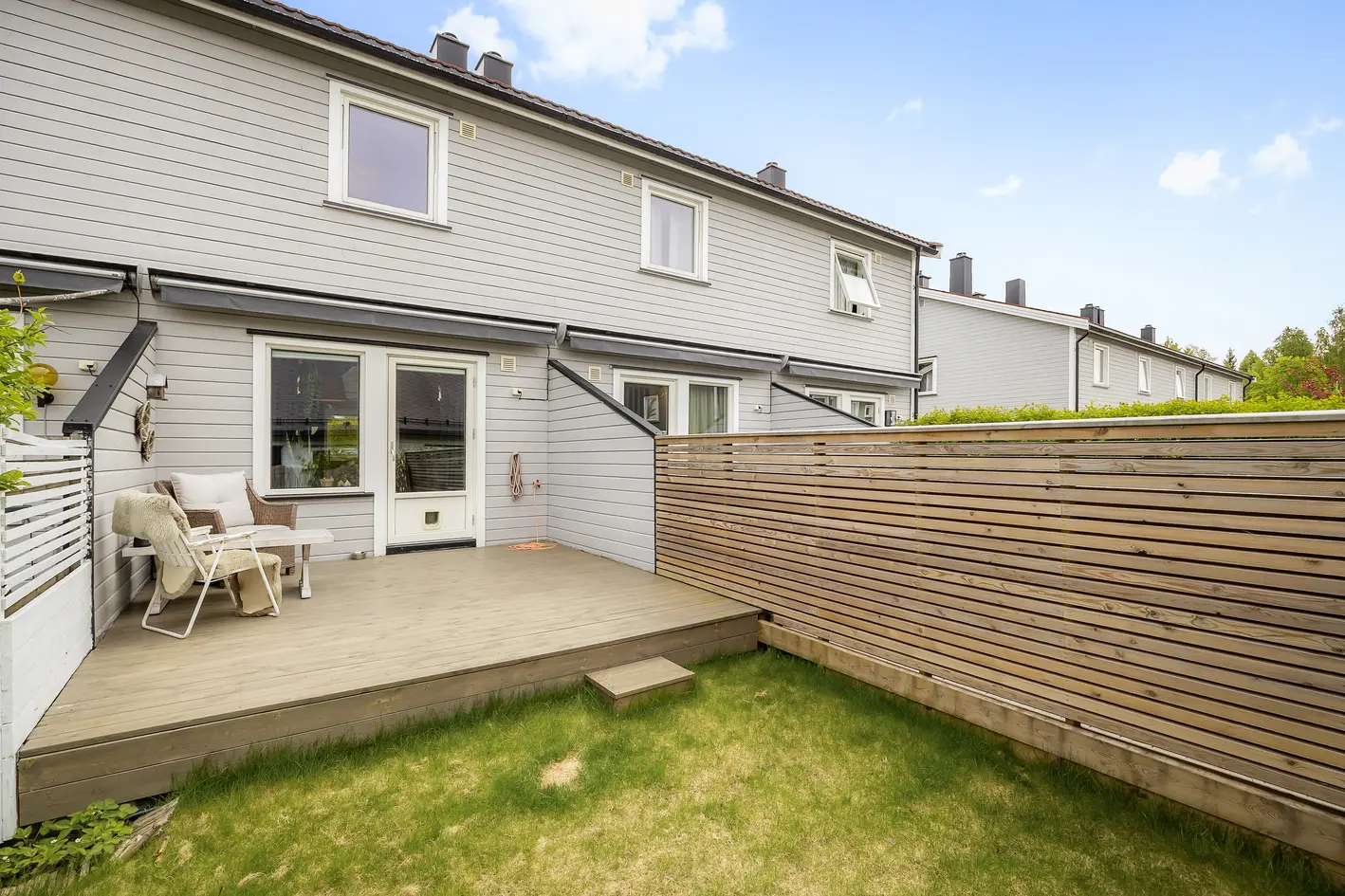 Lyst og pent rekkehus med 2 etasjer. Solrik terrasse. Disponibel garasjeplass. Barnevennlig og rolig boligområde.
