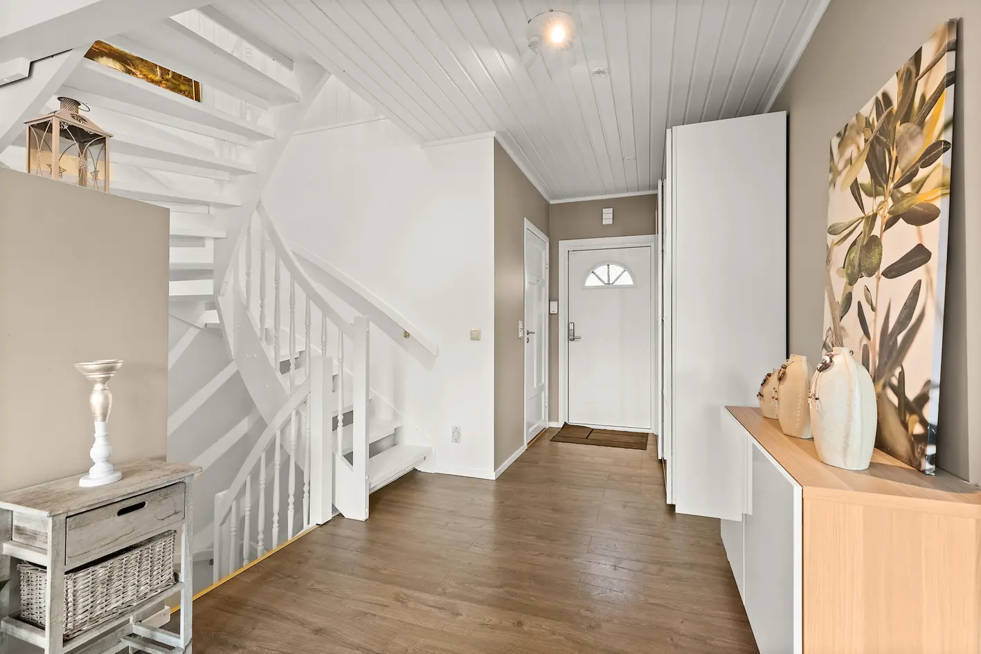 Stor familiebolig i blindvei. 3 bad, 5 soverom. Innredet hybeldel /praktikantdel i u.etg. Sentralt og rolig nær skoler! photo 5
