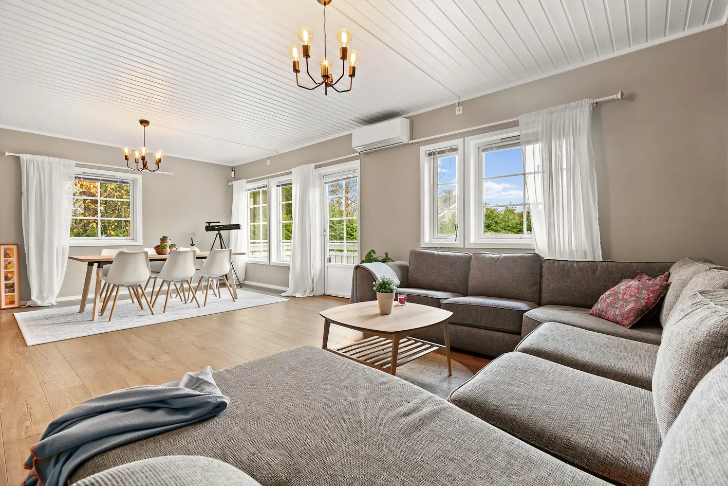 Stor familiebolig i blindvei. 3 bad, 5 soverom. Innredet hybeldel /praktikantdel i u.etg. Sentralt og rolig nær skoler! photo 3