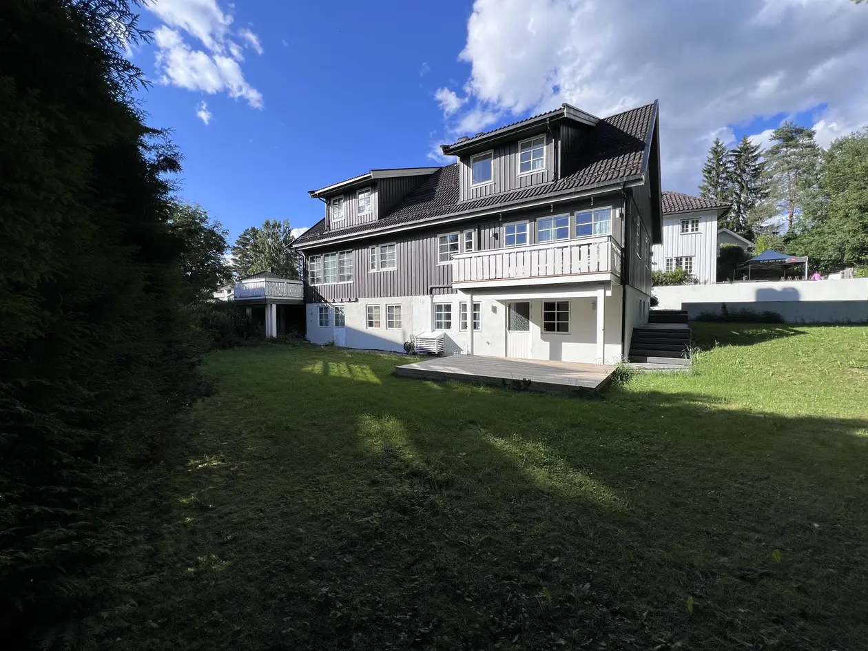 Stor familiebolig i blindvei. 3 bad, 5 soverom. Innredet hybeldel /praktikantdel i u.etg. Sentralt og rolig nær skoler!