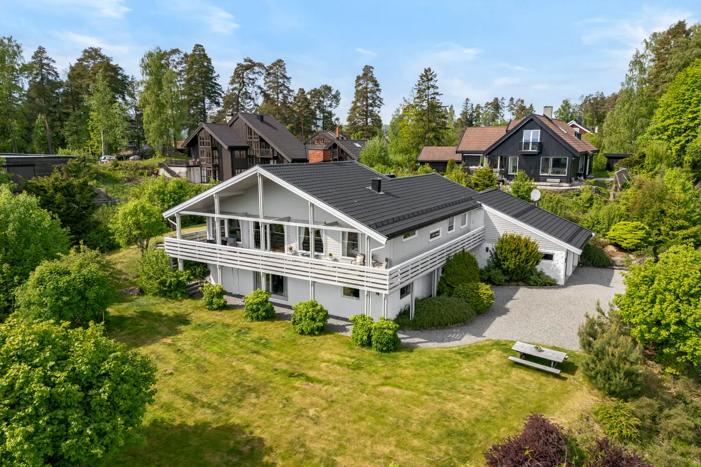Talo, 243 m², tontti 1208 m²