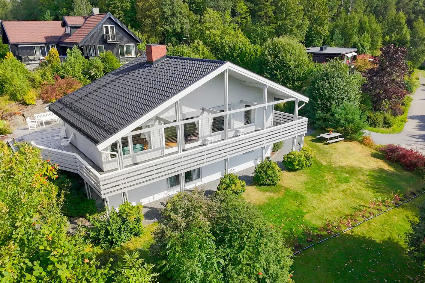 Romslig og velholdt enebolig med stor solrik veranda/terrasse, sjøutsikt og flotte turmuligheter - Perfekt for familien! photo 1