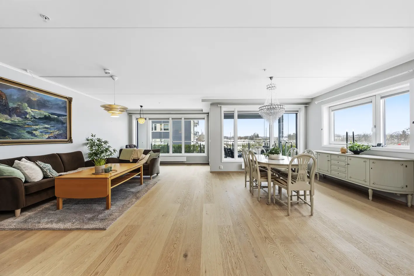 Påkostet og innbydende 3-roms hjørneleilighet i 1. etasje med innglasset terrasse | Garasje og heis photo 4