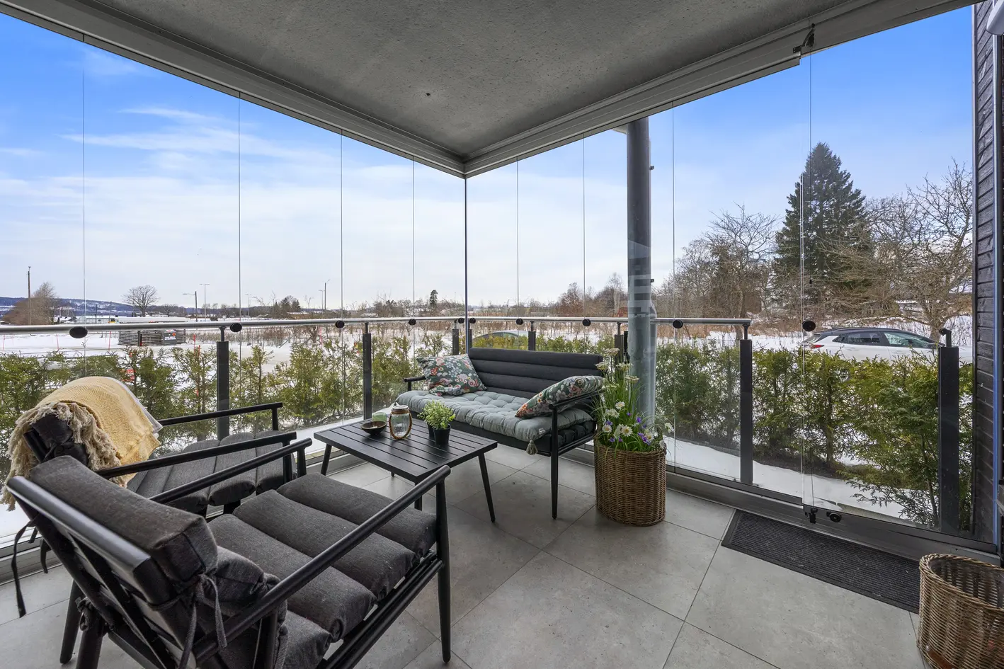 Påkostet og innbydende 3-roms hjørneleilighet i 1. etasje med innglasset terrasse | Garasje og heis photo 2