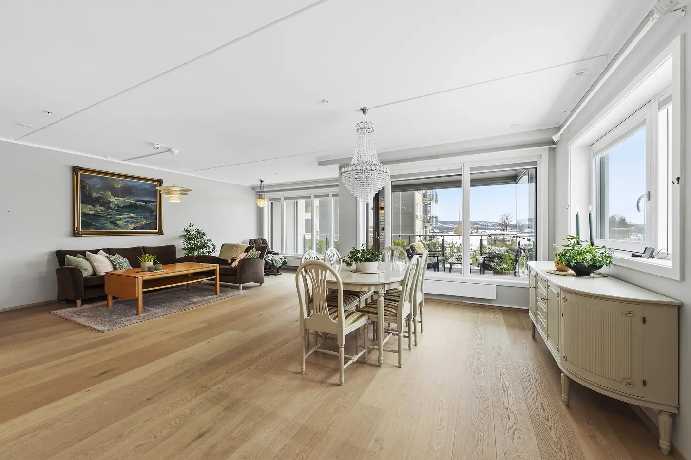 Påkostet og innbydende 3-roms hjørneleilighet i 1. etasje med innglasset terrasse | Garasje og heis