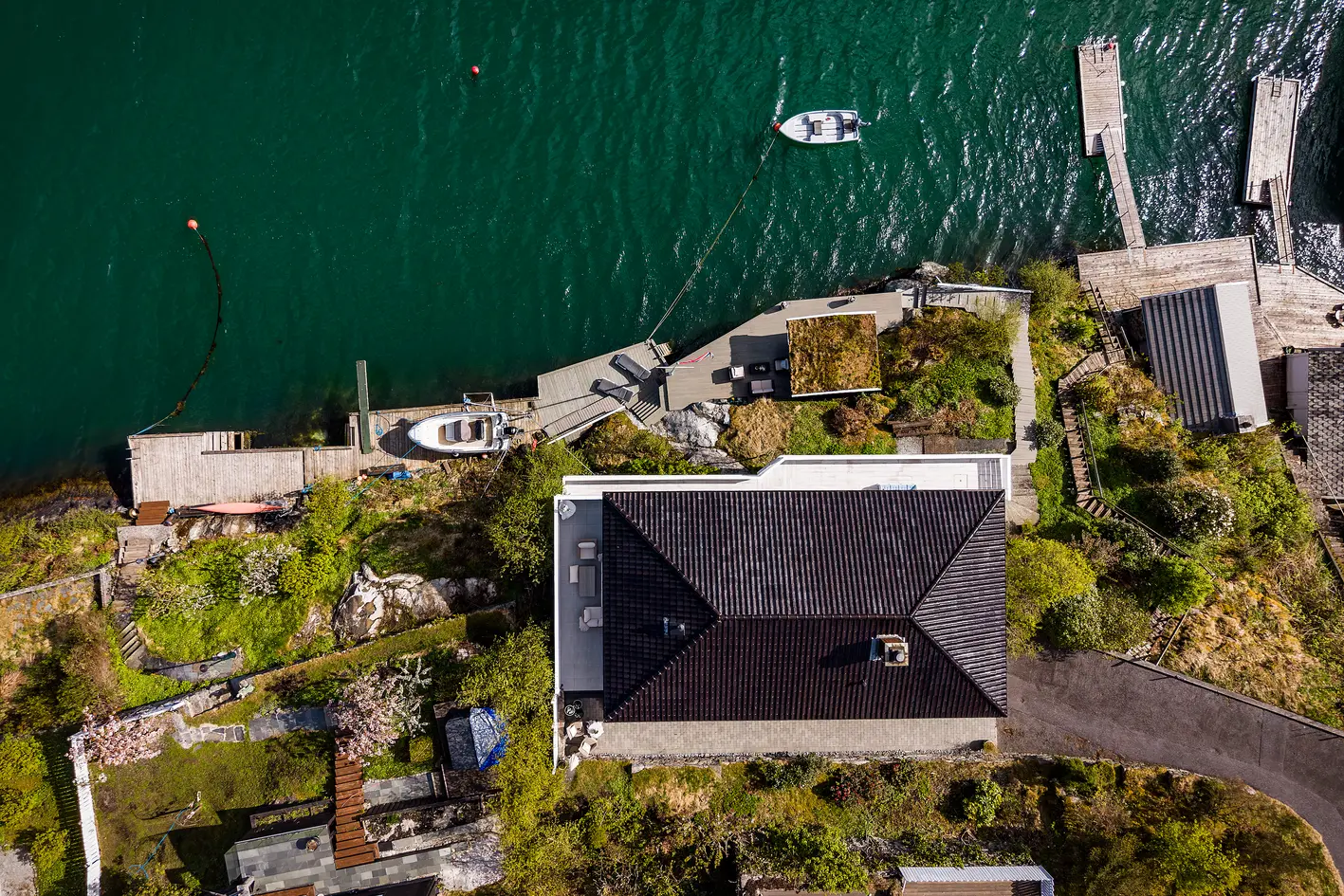 Fantastisk sjøeiendom med eget kaianlegg med sjøbu. Vidunderlig utsikt og gode solforhold. Garasje. photo 4