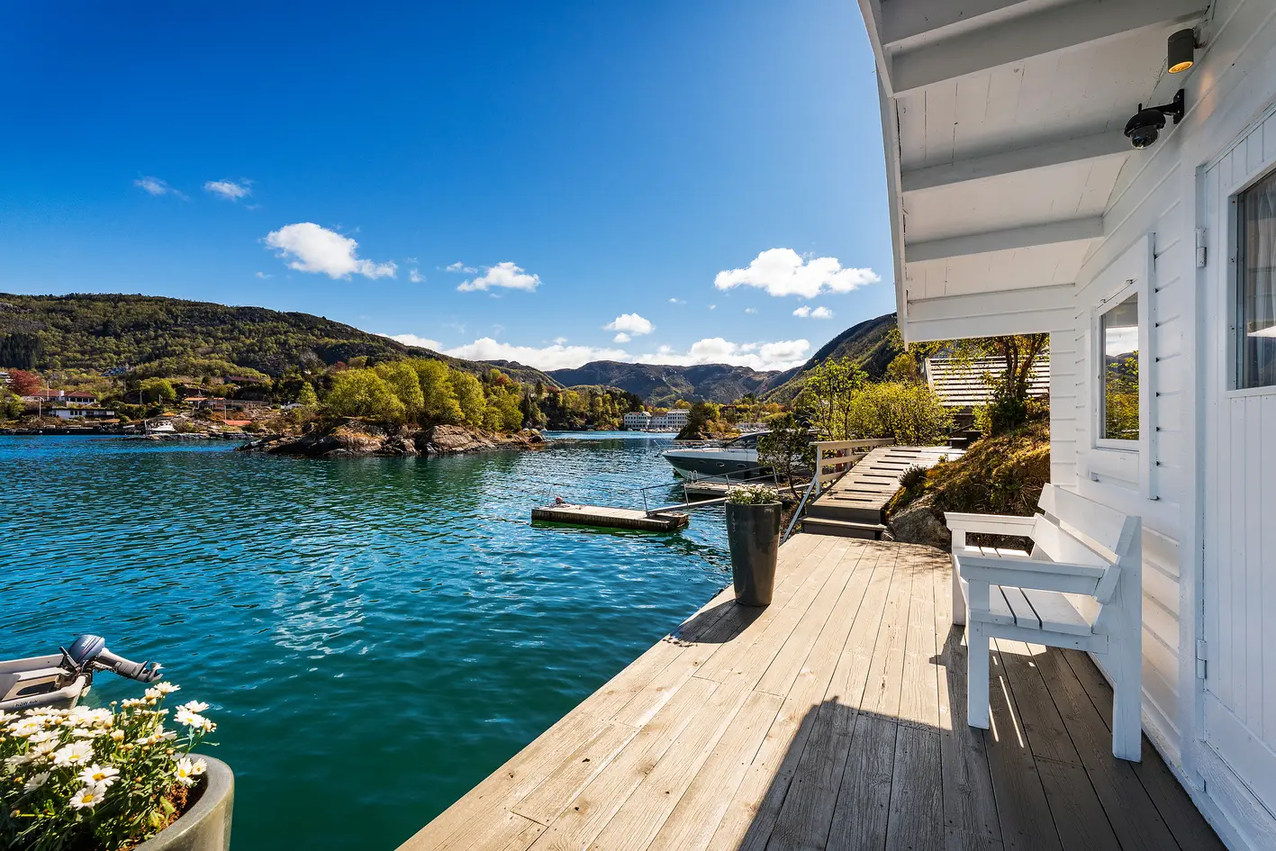 Fantastisk sjøeiendom med eget kaianlegg med sjøbu. Vidunderlig utsikt og gode solforhold. Garasje. photo 5