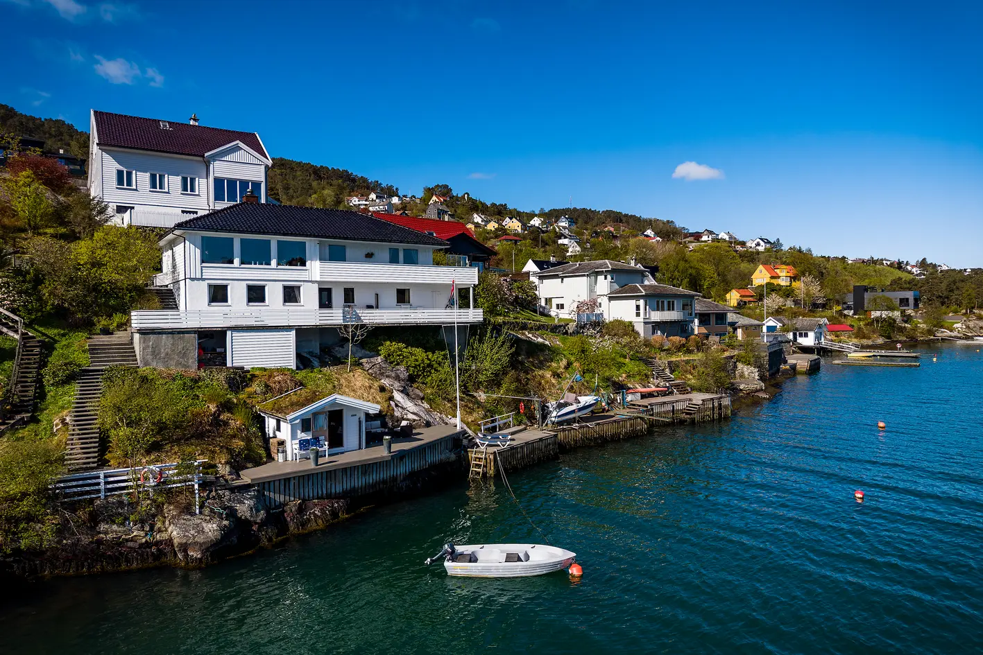 Fantastisk sjøeiendom med eget kaianlegg med sjøbu. Vidunderlig utsikt og gode solforhold. Garasje. photo 1