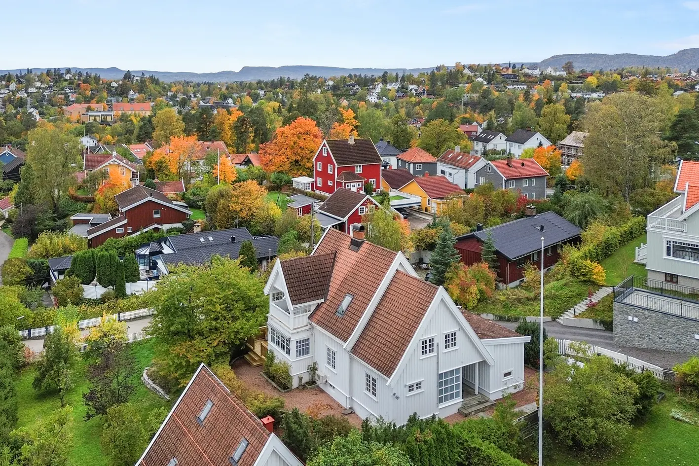 Klassisk villa med varig bokvalitet | Store luftige rom | Solrike uteplasser | Garasje* | Innholdsrikt photo 2