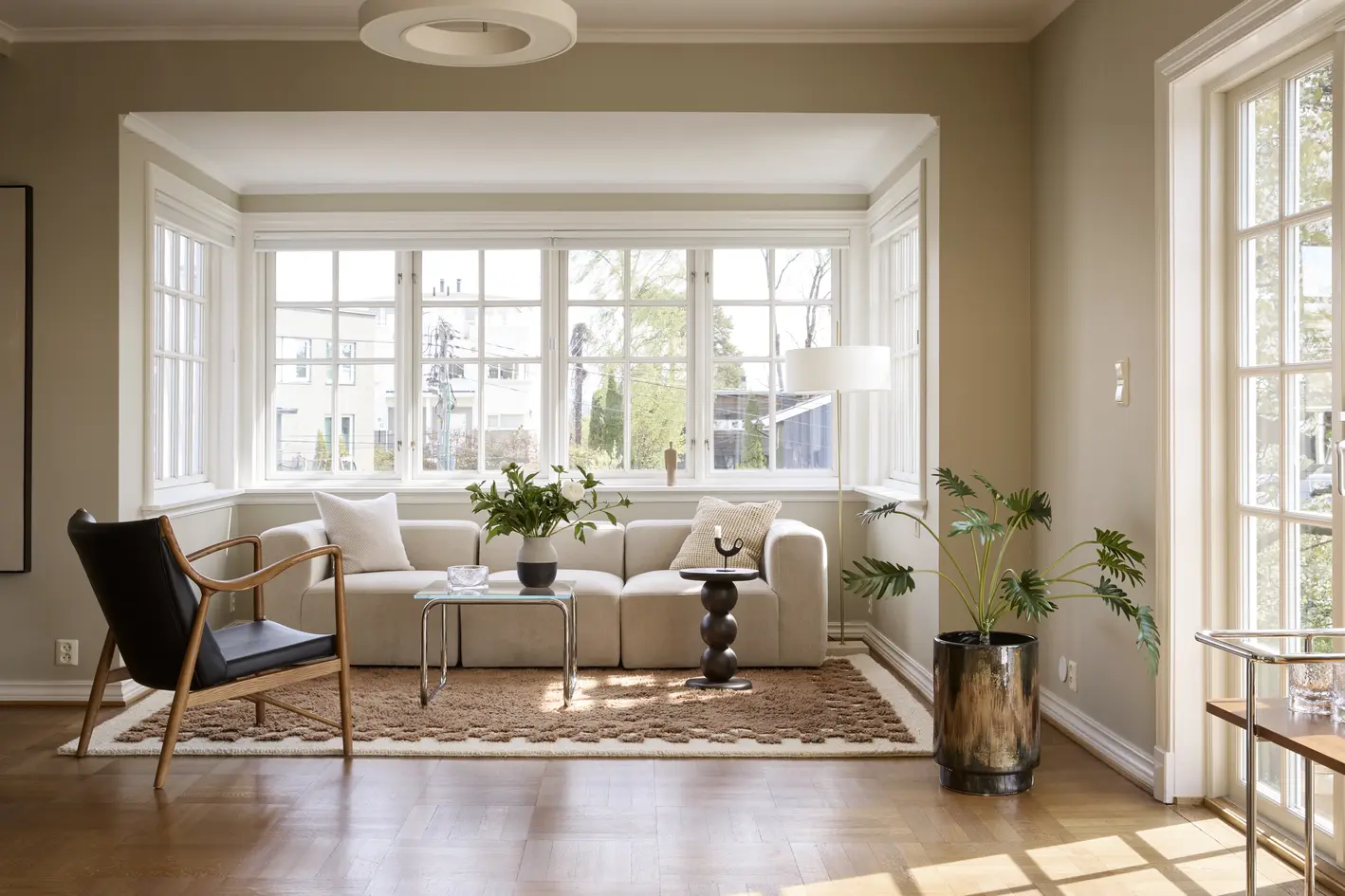 Klassisk villa med varig bokvalitet | Store luftige rom | Solrike uteplasser | Garasje* | Innholdsrikt