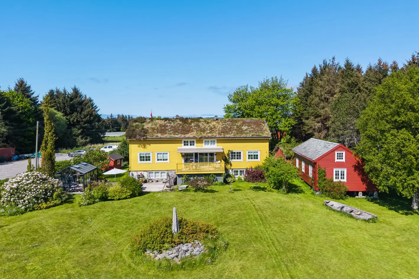 Idyllisk tun med vakker beliggenhet og med flere bygninger. Bolighus og stabbur med moderne standard.  photo 4