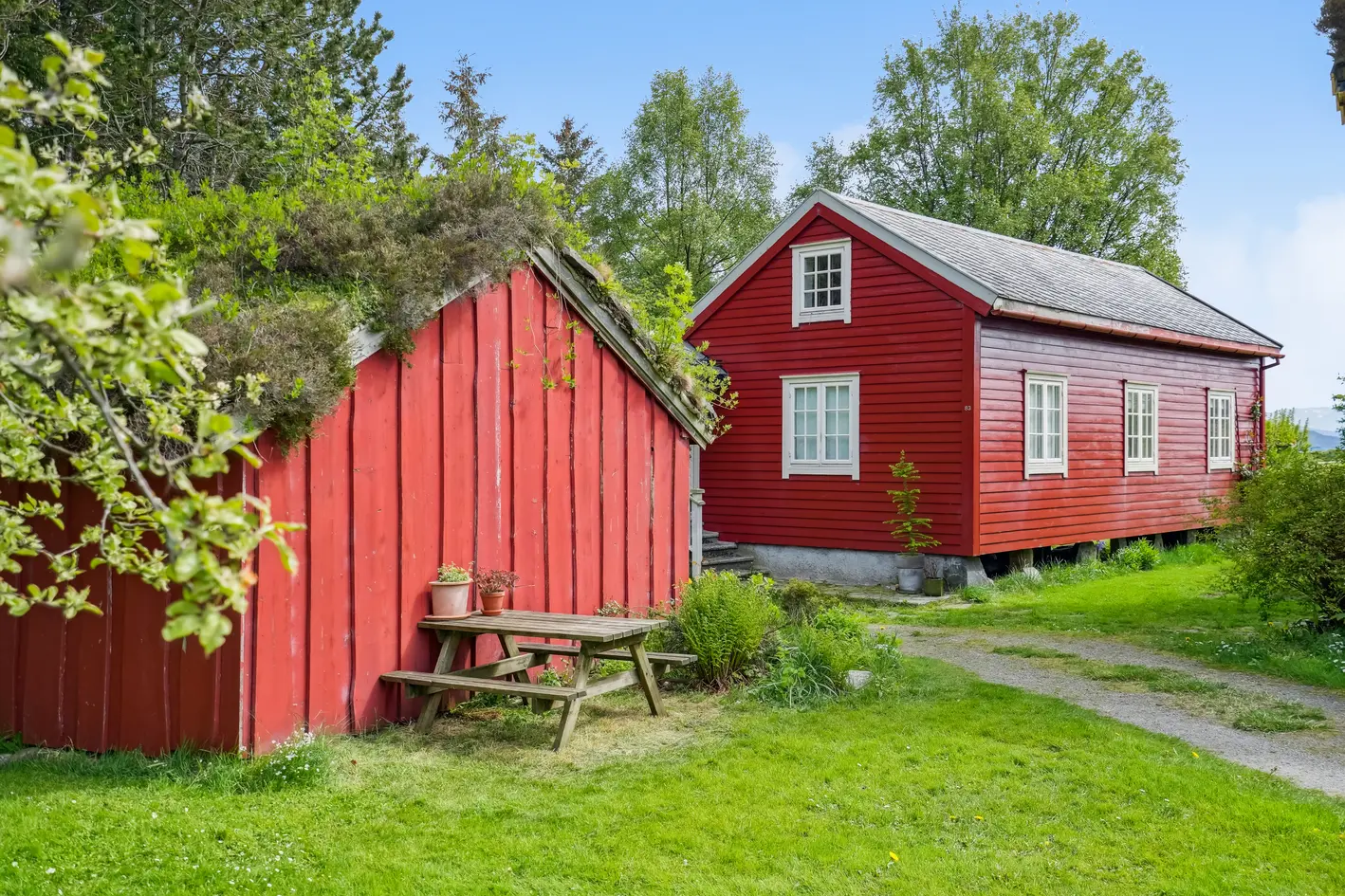 Idyllisk tun med vakker beliggenhet og med flere bygninger. Bolighus og stabbur med moderne standard.  photo 5