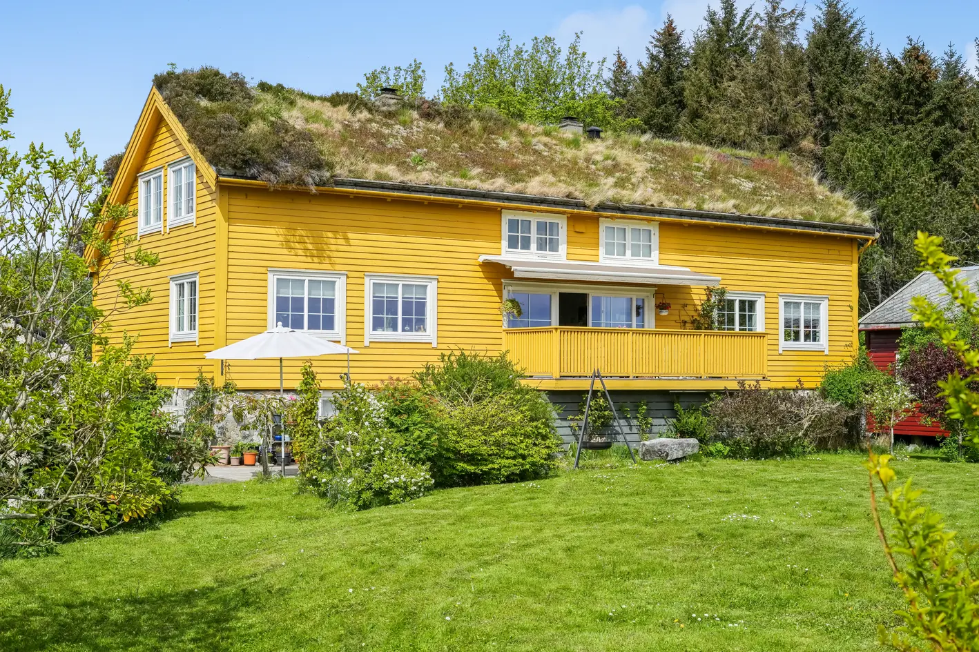Idyllisk tun med vakker beliggenhet og med flere bygninger. Bolighus og stabbur med moderne standard.  photo 2