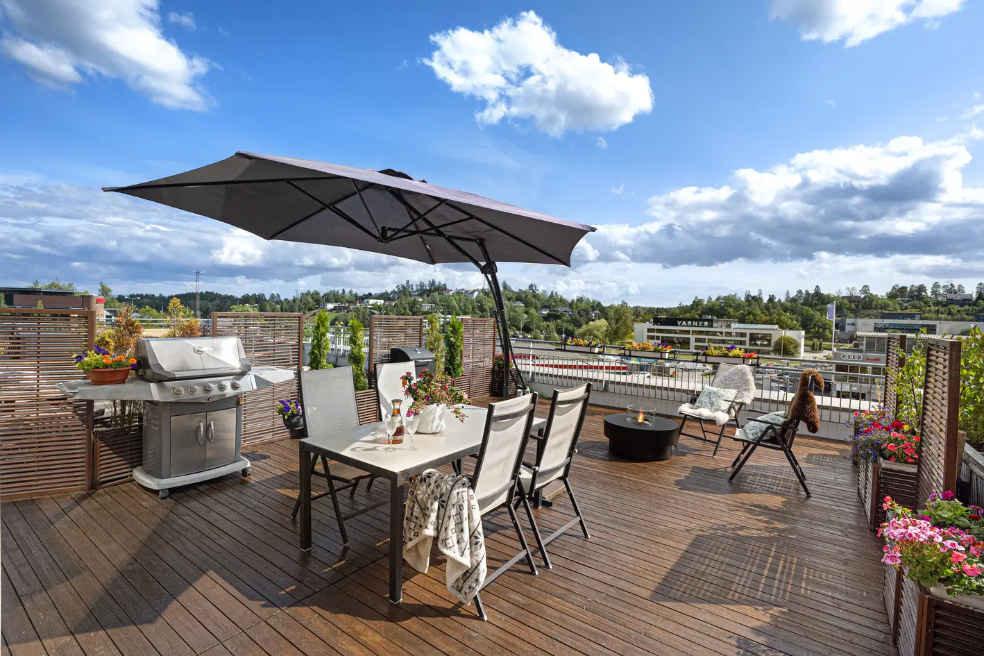 Pen 3-roms med takterrasse på 51m² | Utsikt og sol hele dagen | Heis fra garasjeplass | Varmtvann inkl. | Nærhet til alt, billingstad