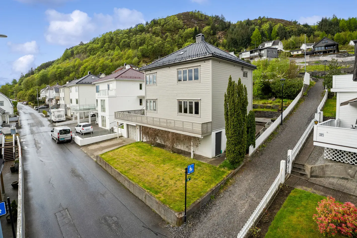 Triveleg einebustad med eit sentralt og attraktivt buområde - Hagestove - Garasje photo 2