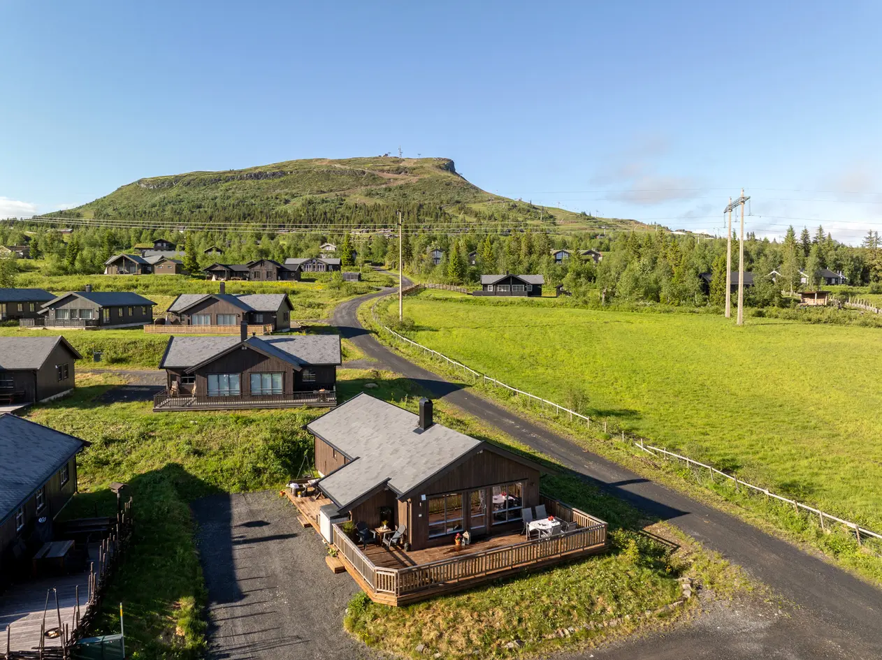 Flott og innflytningsklar hytte fra 2020 - Attraktiv og sentral beliggenhet med kort avstand til alt - Gode solforhold, svingvoll