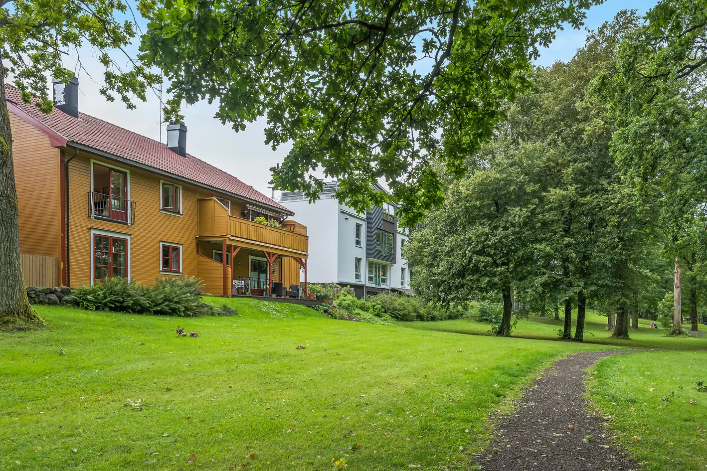Oppussingsobjekt - gj.gående selveierleil. i sentrum m/grense mot Lystlunden. 2. etg. m/vestvendt balkong. P-plass. photo 2