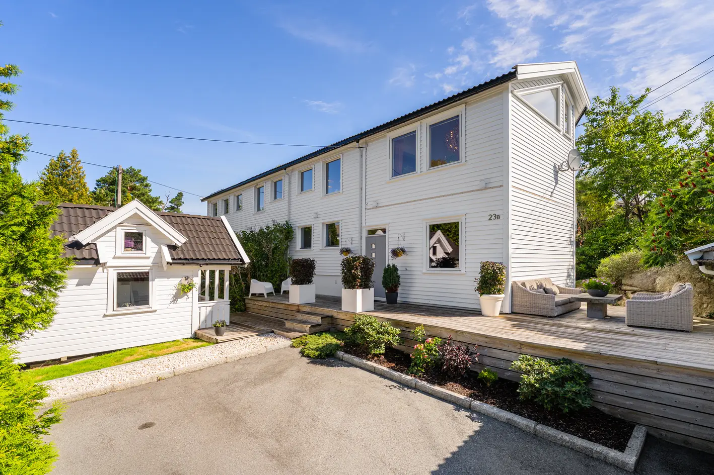Innholdsrik tomannsbolig med flere solrike uteplasser - Hagestue m/sjøutsikt - Garasje - 3 sov. 2 stuer - Må sees!, kristiansand s