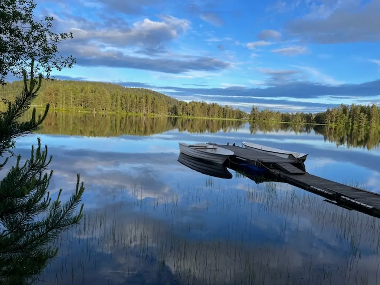 Sjarmerende hytte med solrik beliggenhet og egen båtplass og brygge! - Fine og usjenerte utearealer - Fjordutsikt - View 3