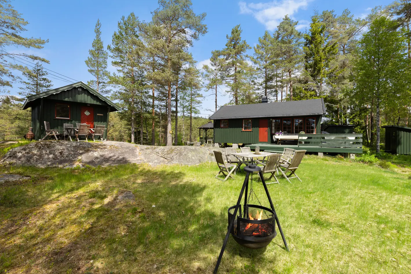 Sjarmerende hytte med solrik beliggenhet og egen båtplass og brygge! - Fine og usjenerte utearealer - Fjordutsikt