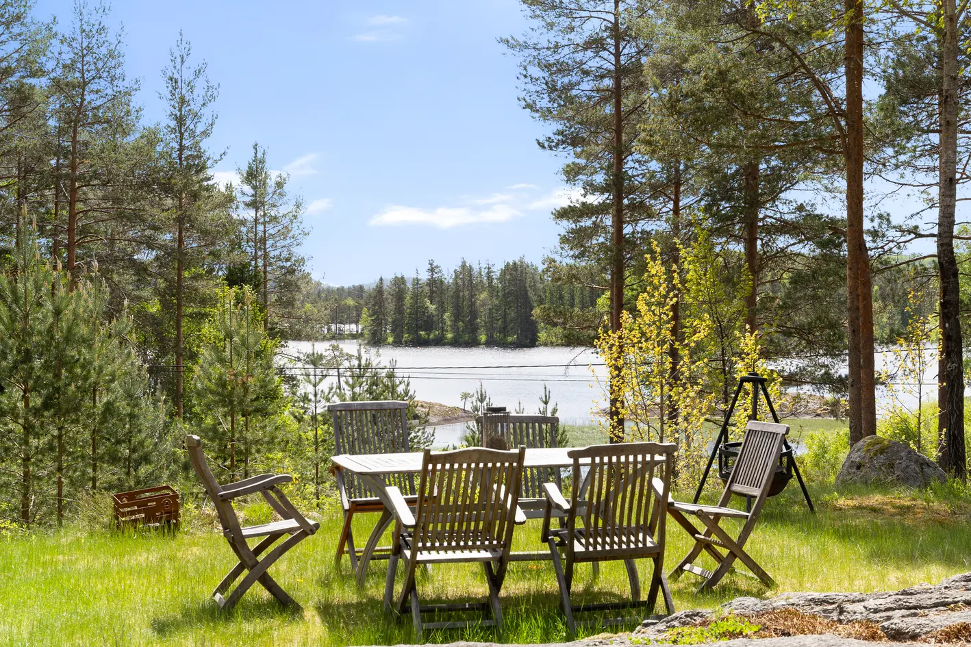 Sjarmerende hytte med solrik beliggenhet og egen båtplass og brygge! - Fine og usjenerte utearealer - Fjordutsikt - View 2