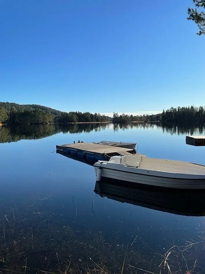 Sjarmerende hytte med solrik beliggenhet og egen båtplass og brygge! - Fine og usjenerte utearealer - Fjordutsikt - View 5