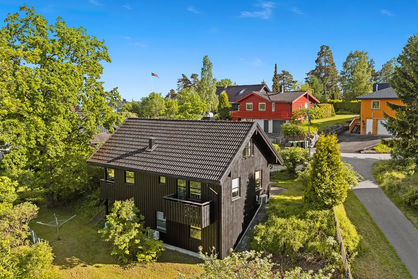 Innholdsrik enebolig i etablert boligområde - 3 soverom - 2 bad - Egen inngang i underetasjen - Garasje - Varmepumpe