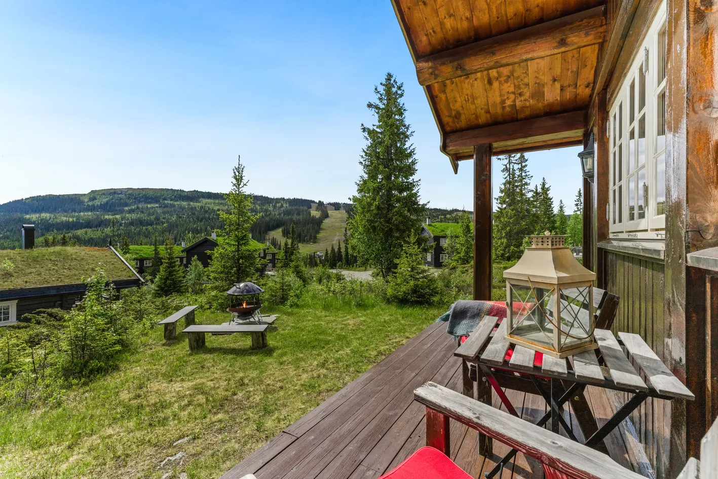 Kvitfjell Vest - hyggelig hytte med stor tomt. 4 soverom, 2 bad. Flotte solforhold og utsikt! Ski inn/ut. - View 3