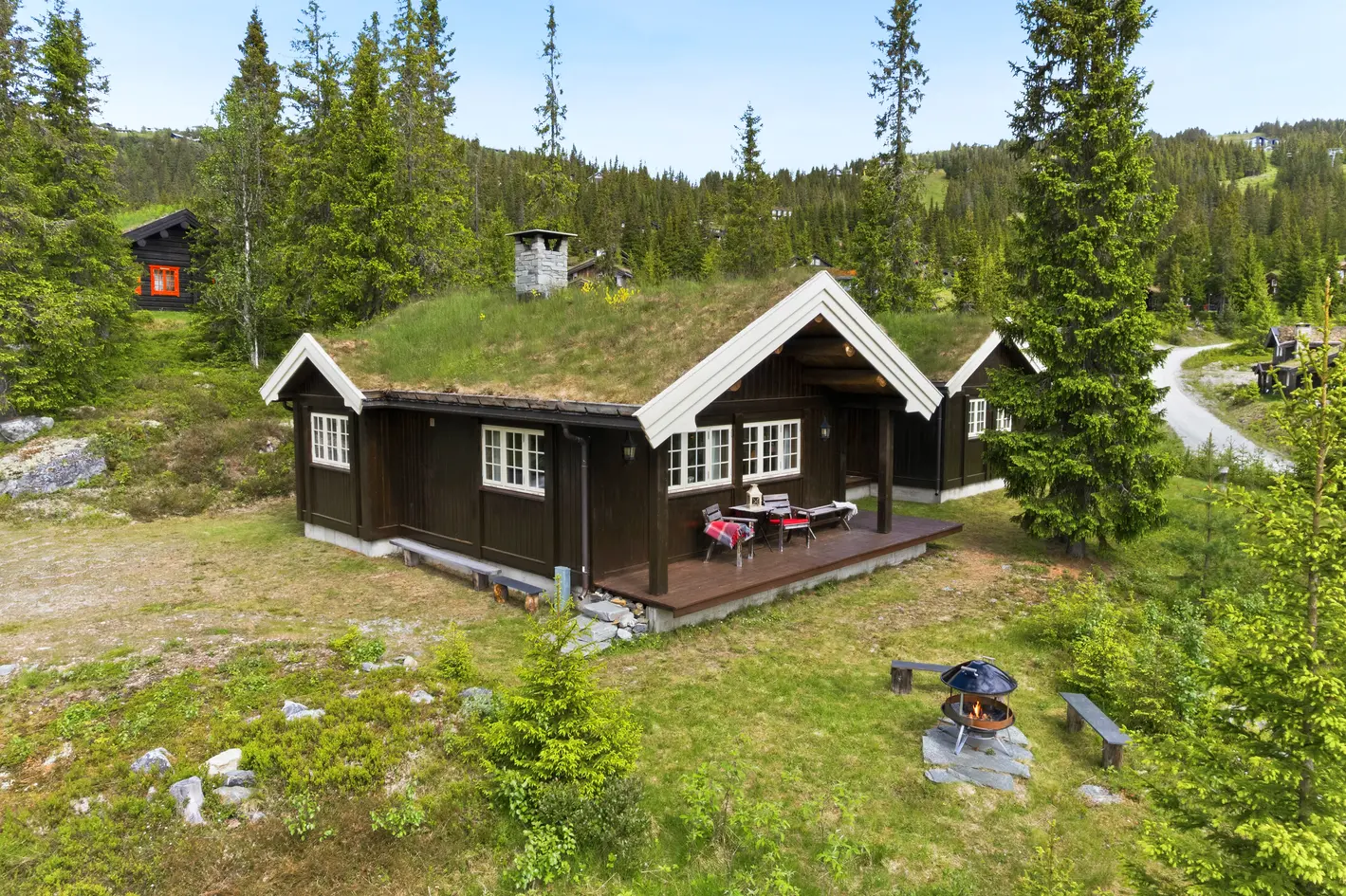 Kvitfjell Vest - hyggelig hytte med stor tomt. 4 soverom, 2 bad. Flotte solforhold og utsikt! Ski inn/ut.
