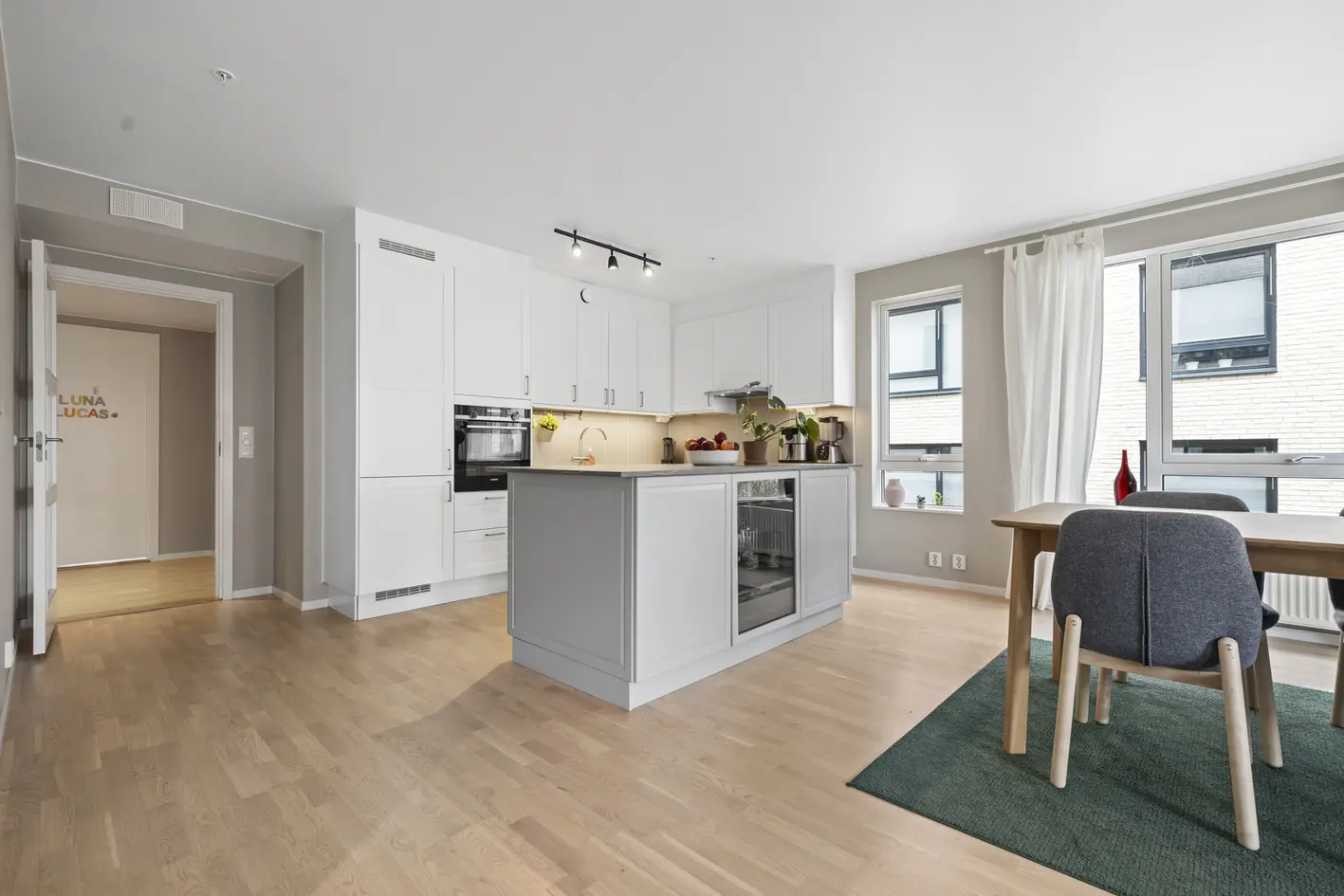 Moderne 4(5)-roms endeleilighet fra 2020. Solrik terrasse på 16 m². 2 bad. Optimal planløsning. Garasjeplass m/lader* photo 2