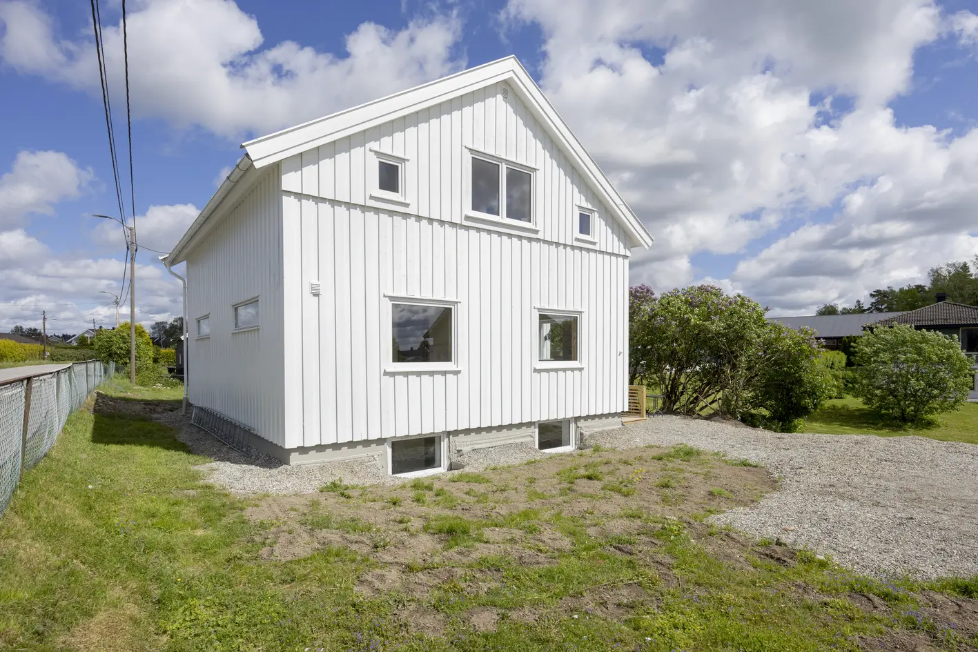 Stor enebolig over tre plan. Hybel i underetasje (godkjent). Flat, solrik tomt. Barnevennlig område! photo 4