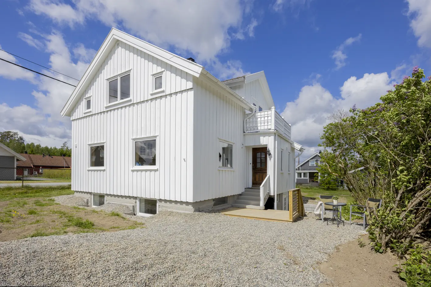 Stor enebolig over tre plan. Hybel i underetasje (godkjent). Flat, solrik tomt. Barnevennlig område! photo 3